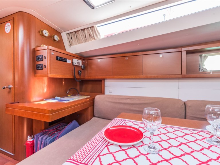 Rent a Bénéteau Oceanis 48 Pomer