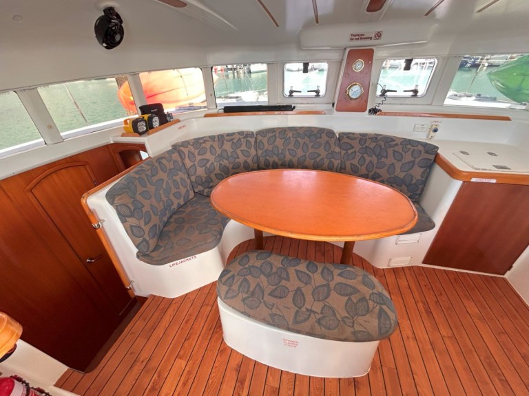 Yacht charter Airlie Beach cheap Lagoon 380