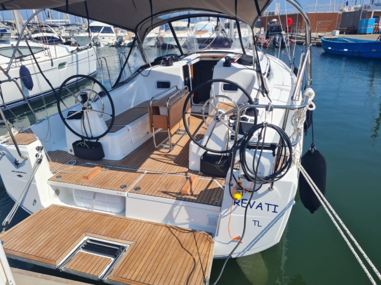 Boat rental Jeanneau Sun Odyssey 350 in Hyères on Samboat