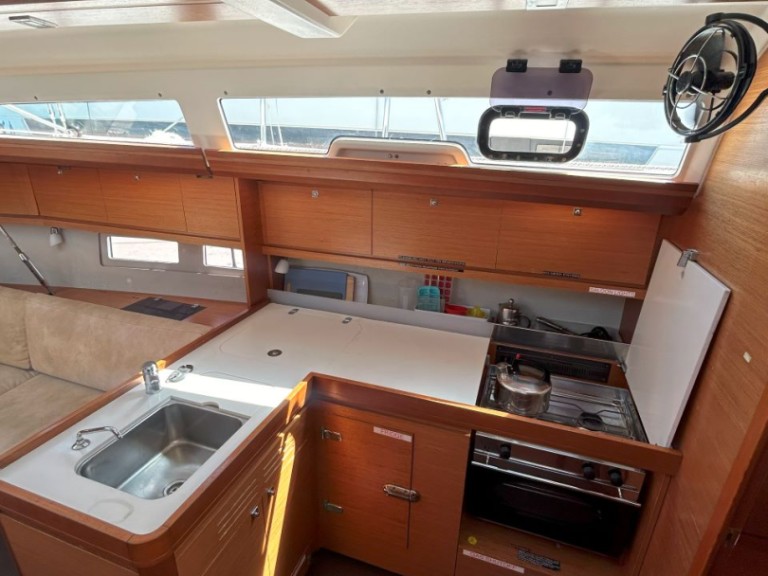 Sailboat for rent Airlie Beach at the best price