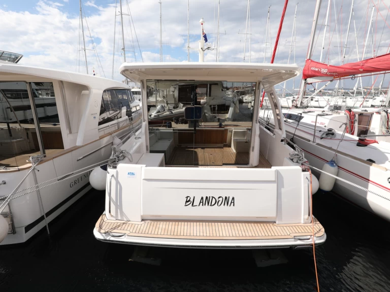 Bareboat Rental Luxury Yacht Greenline Yachts with a boat licence