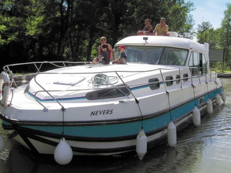 Bareboat Rental Houseboat Sedan with a boat licence