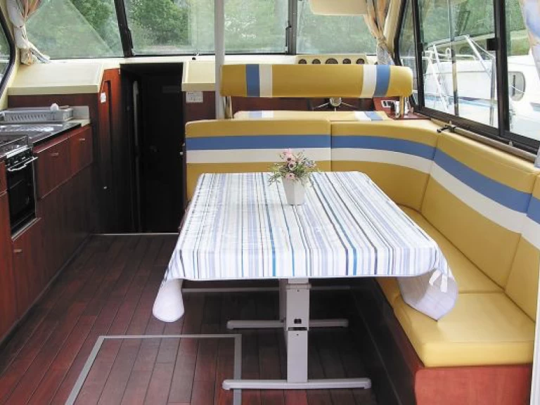 Bareboat Rental Houseboat Sedan with a boat licence