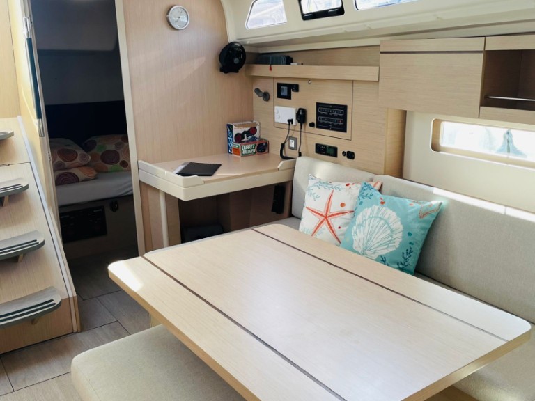 Rent a Bénéteau Oceanis 40.1 Primošten