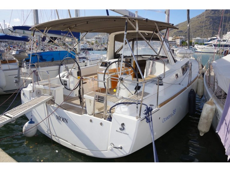 Rent a Bénéteau Oceanis 38 Port de Pollença