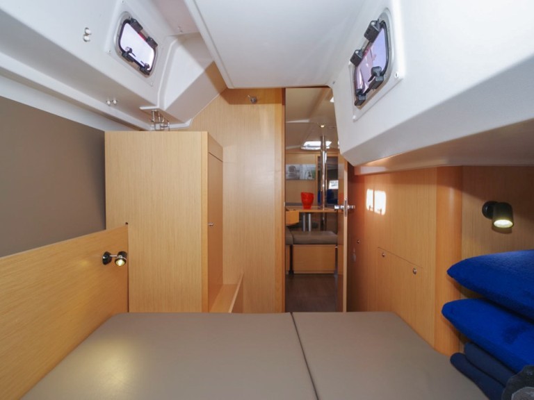 Boat rental Bénéteau Oceanis 38 in Port de Pollença on Samboat