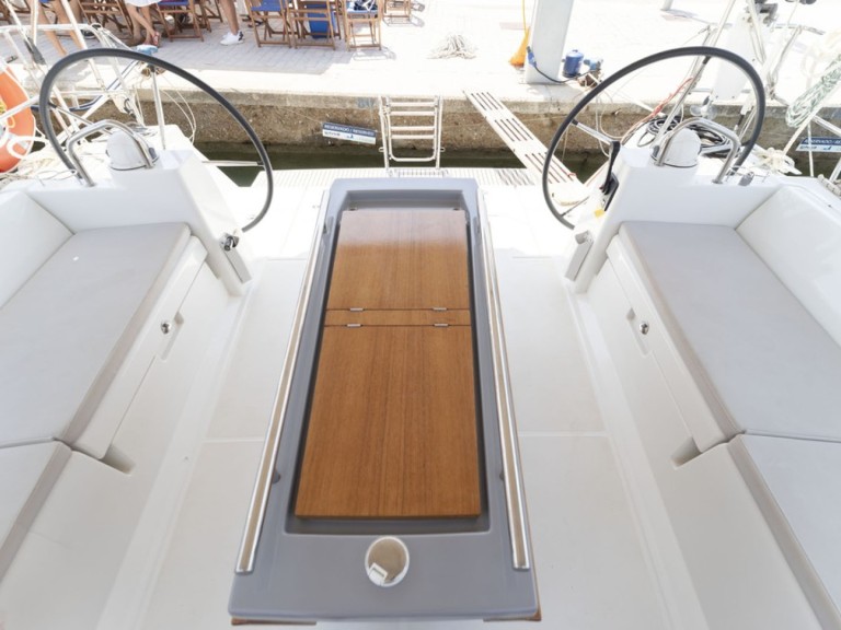 Boat rental Bénéteau Oceanis 45 in Port de Pollença on Samboat