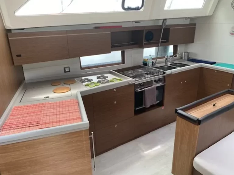 Rent a Bénéteau Oceanis 46.1 Alimos