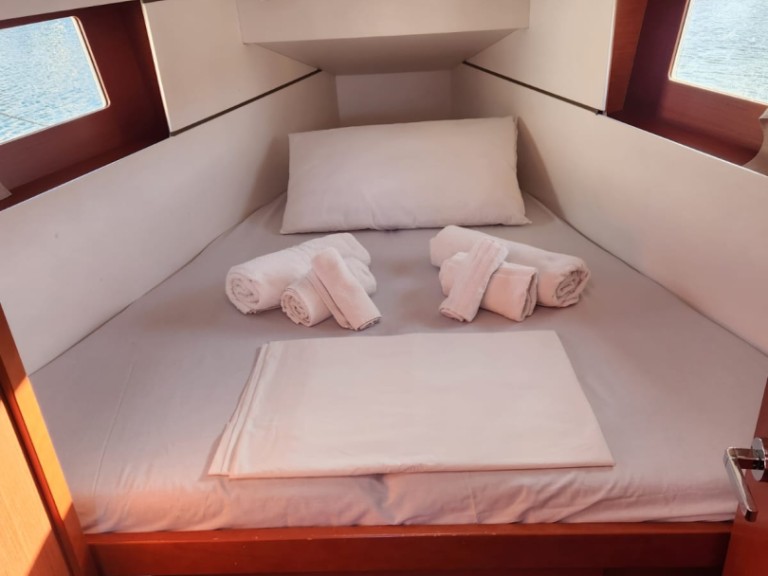 Boat rental Bénéteau Oceanis 350 in Cannigione on Samboat