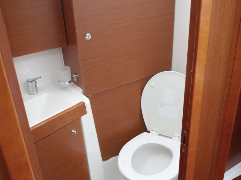 Yacht charter Cannigione cheap Oceanis 38.1