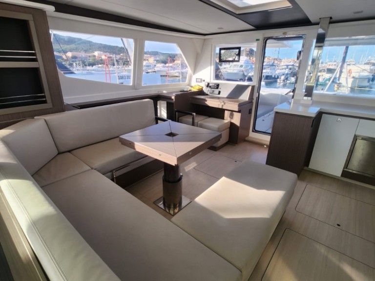 Catamaran rental in Cannigione - Robertson and Caine Leopard 45