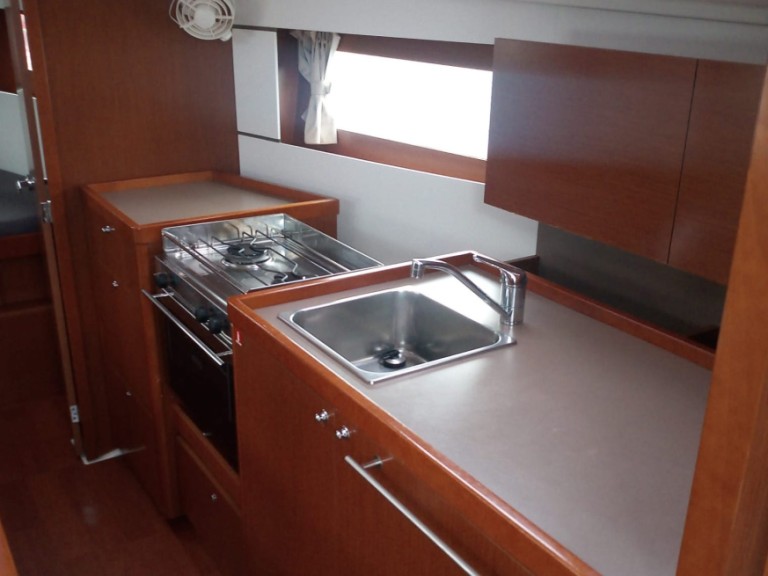 Rent a Bénéteau Oceanis 350 Cannigione