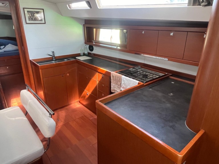Boat rental Bénéteau Oceanis 48 in Cannigione on Samboat