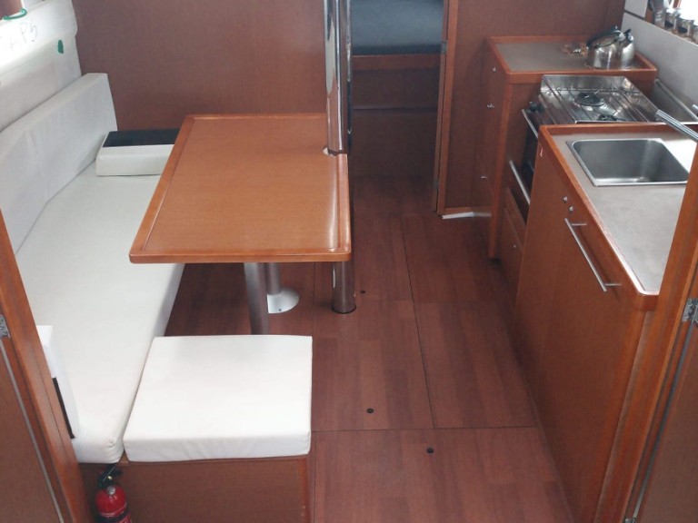 Boat rental Bénéteau Oceanis 38 in Cannigione on Samboat