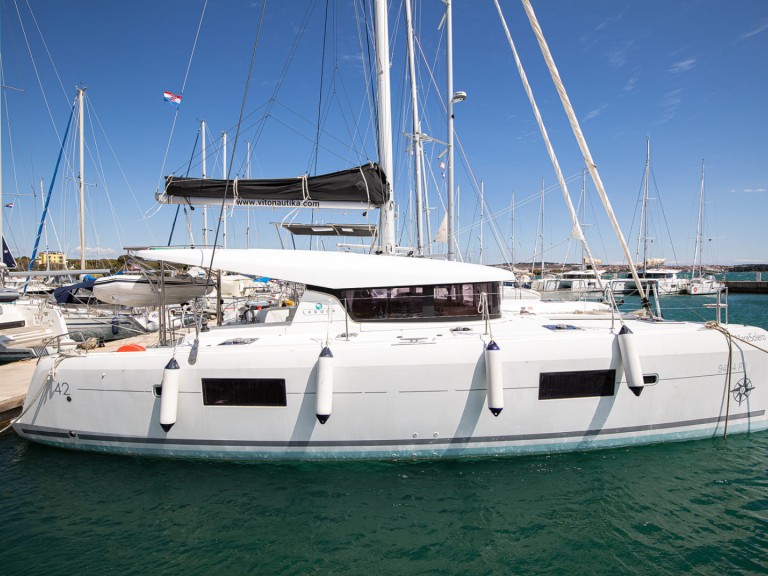 Catamaran for rent Pomer at the best price