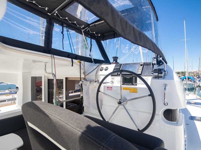 Catamaran for rent Pomer at the best price