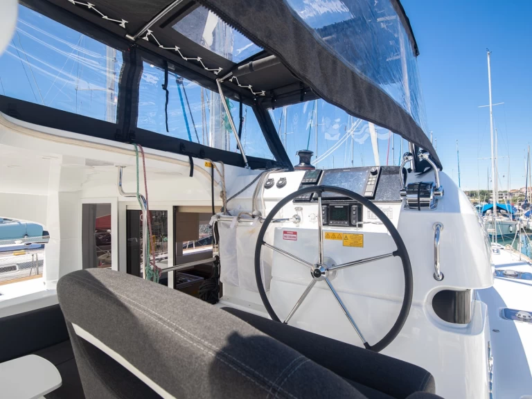 Catamaran for rent Pomer at the best price