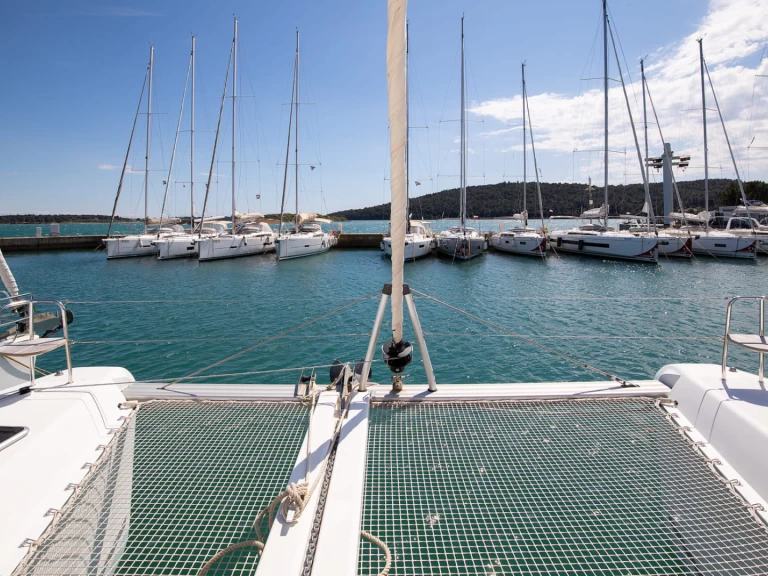Catamaran rental in Pomer - Lagoon Lagoon 42