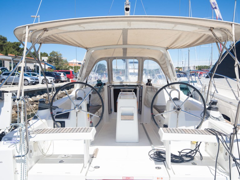 Rent a Bénéteau Oceanis 35 Pomer