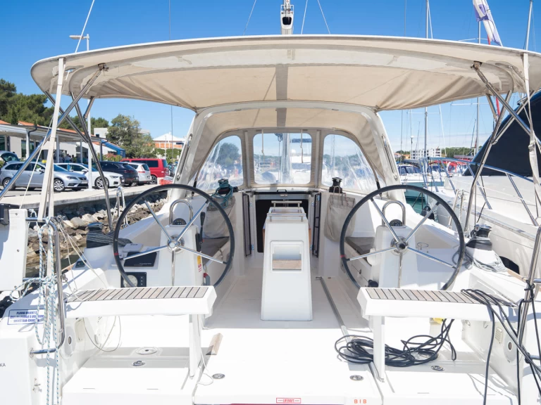 Rent a Bénéteau Oceanis 35 Pomer