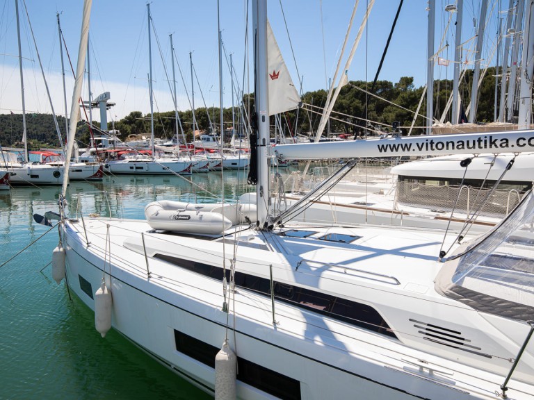 Sailboat rental with or without captain Bénéteau Pomer