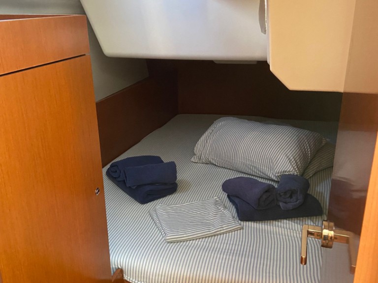 Boat rental Bénéteau Oceanis 38 in Procida on Samboat