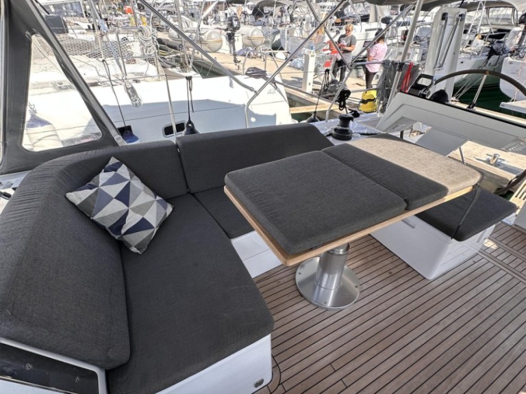 Sailboat for rent Seget Donji at the best price