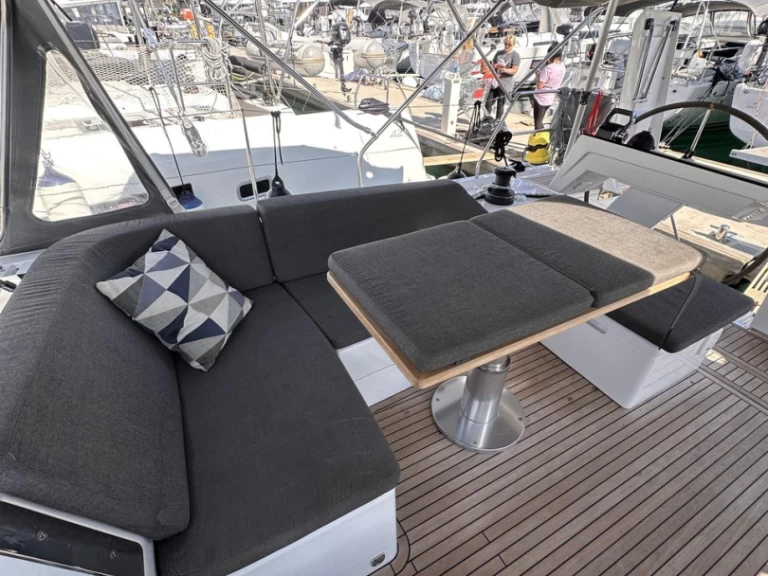 Sailboat for rent Seget Donji at the best price