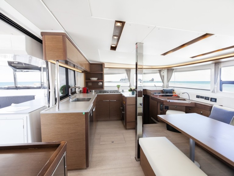 Lagoon Lagoon 46 in Alimos on SamBoat