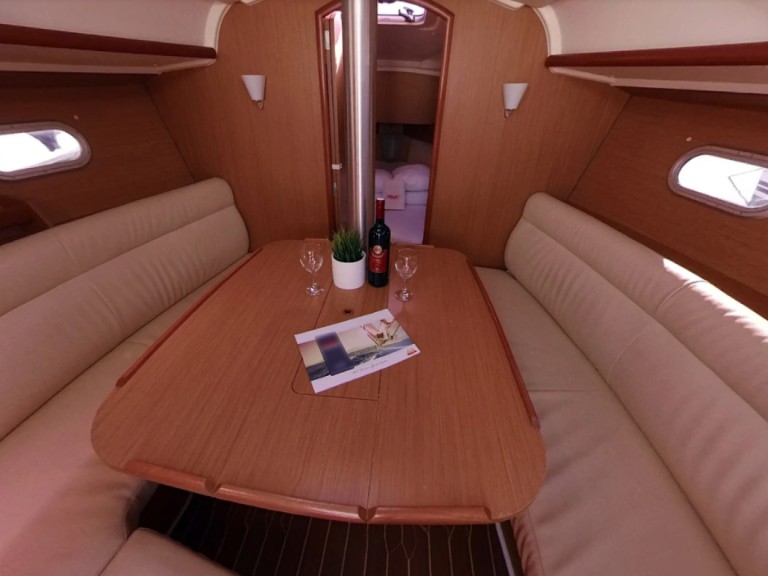 Jeanneau Sun Odyssey 32i charter bareboat or captained in  Betina