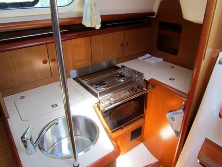Jeanneau Sun Odyssey 32i in Betina on SamBoat