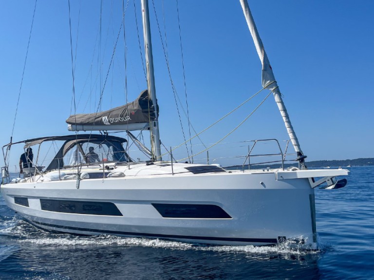 Sailboat for rent Hyères at the best price