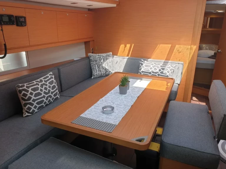 Sailboat for rent Lefkáda at the best price