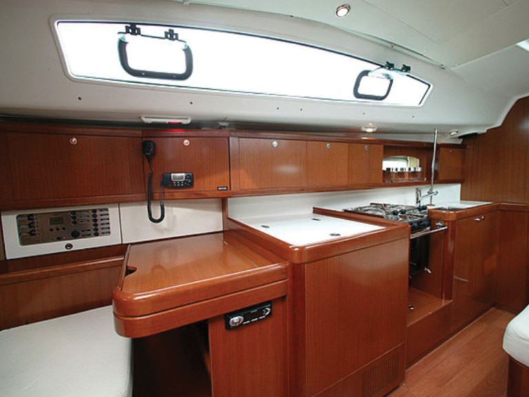 Yacht charter Eleusis cheap Oceanis 40