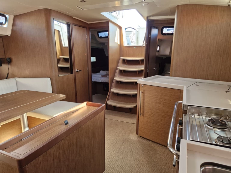 Rent a Bénéteau Oceanis 46.1 Alimos