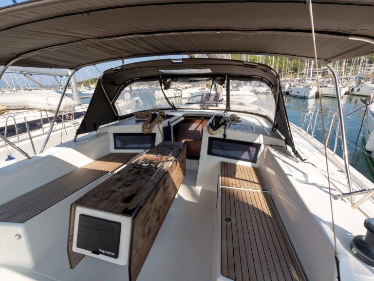 Dufour Dufour 470 in Saint-Mandrier-sur-Mer on SamBoat