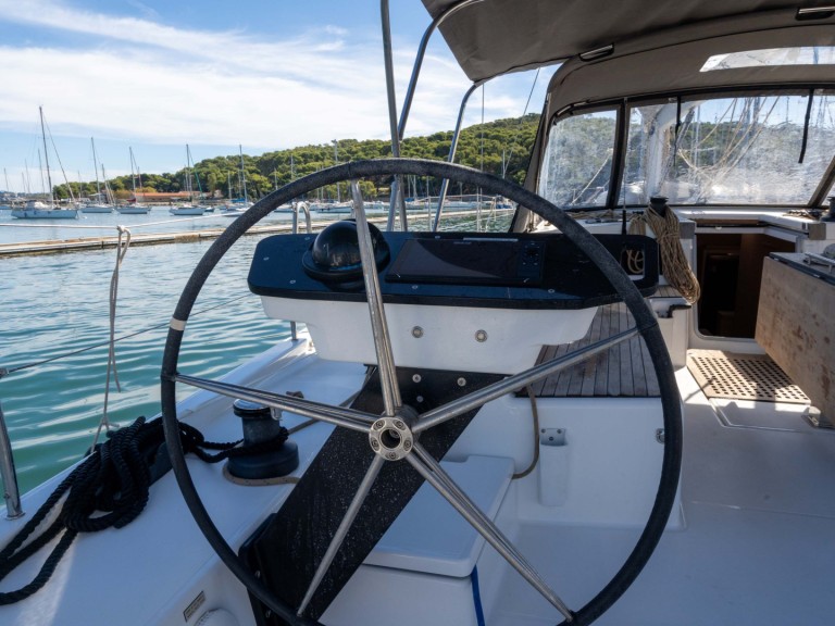 Rent a Dufour Dufour 530 Smart Electric - 5 + 1 cab. Saint-Mandrier-sur-Mer