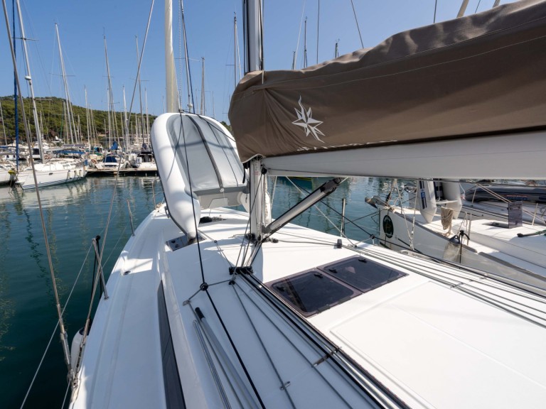 Sailboat rental in Saint-Mandrier-sur-Mer - Jeanneau Sun Odyssey 410