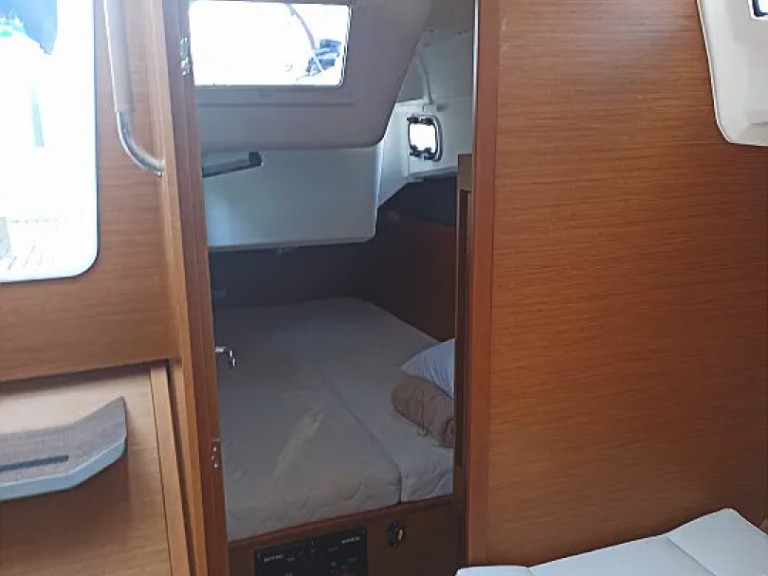 Boat rental Jeanneau Sun Odyssey 410 in Volos on Samboat
