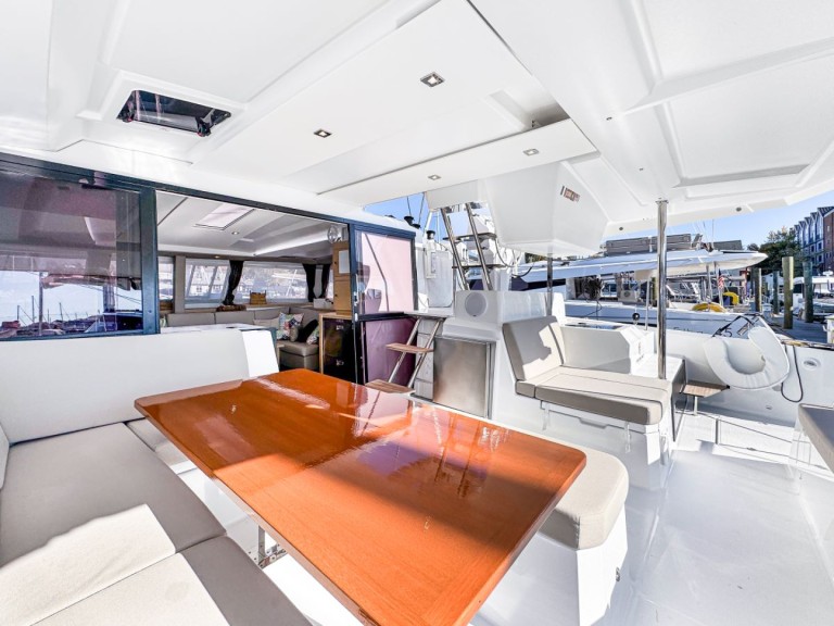 Catamaran rental in Road Town - Fountaine Pajot Astrea 42