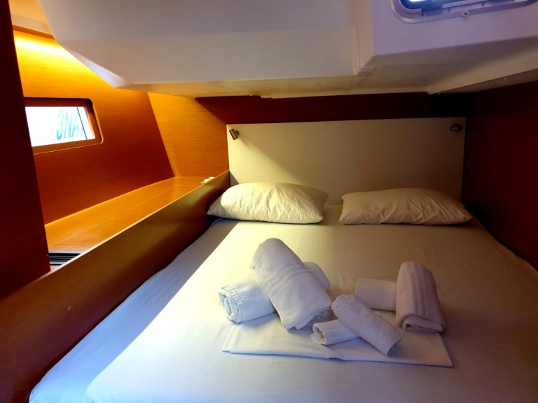 Sailboat for rent Cannigione at the best price