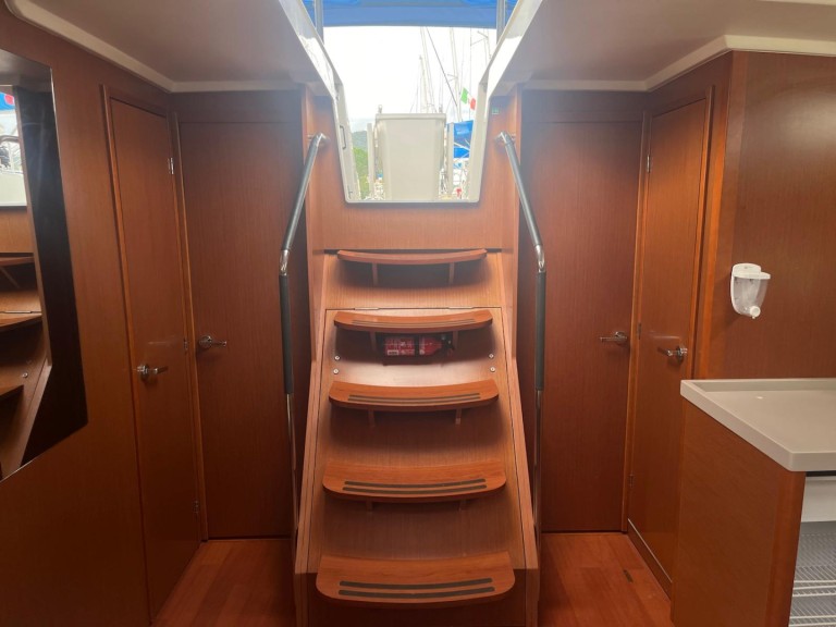 Boat rental Bénéteau Oceanis 51.1 in Cannigione on Samboat