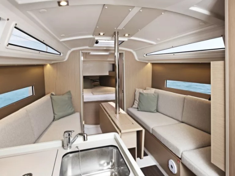 Boat rental Bénéteau Oceanis 30.1 in Toulon on Samboat