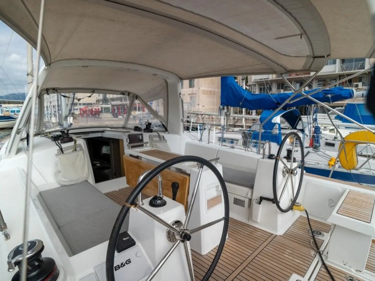 Sailboat for rent Toulon at the best price