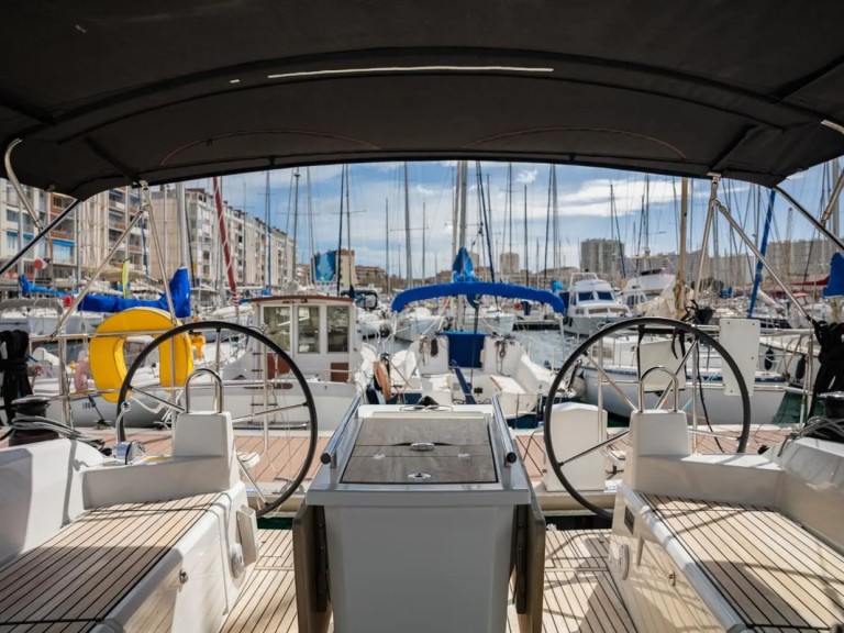 Yacht charter Toulon cheap Oceanis 40.1