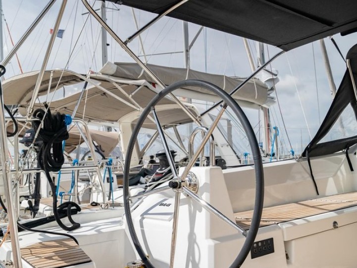 Boat rental Bénéteau Oceanis 40.1 in Toulon on Samboat