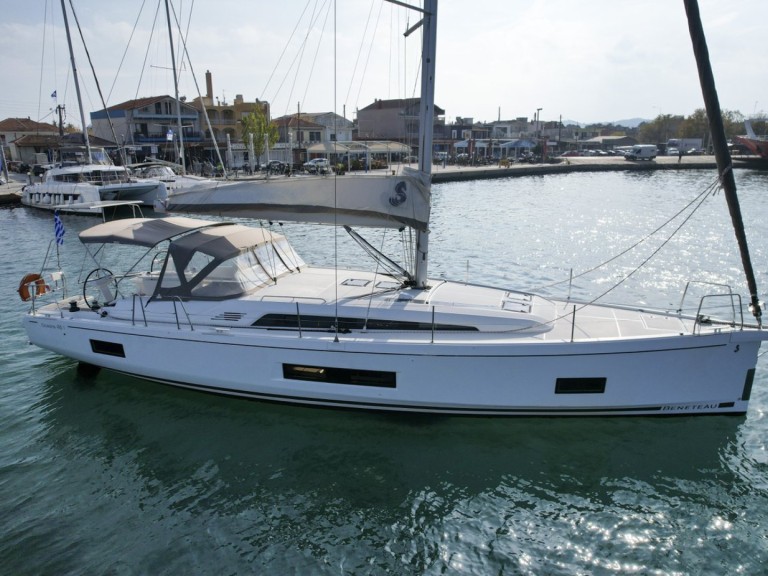 Bénéteau Oceanis 46.1 charter bareboat or captained in  Alimos