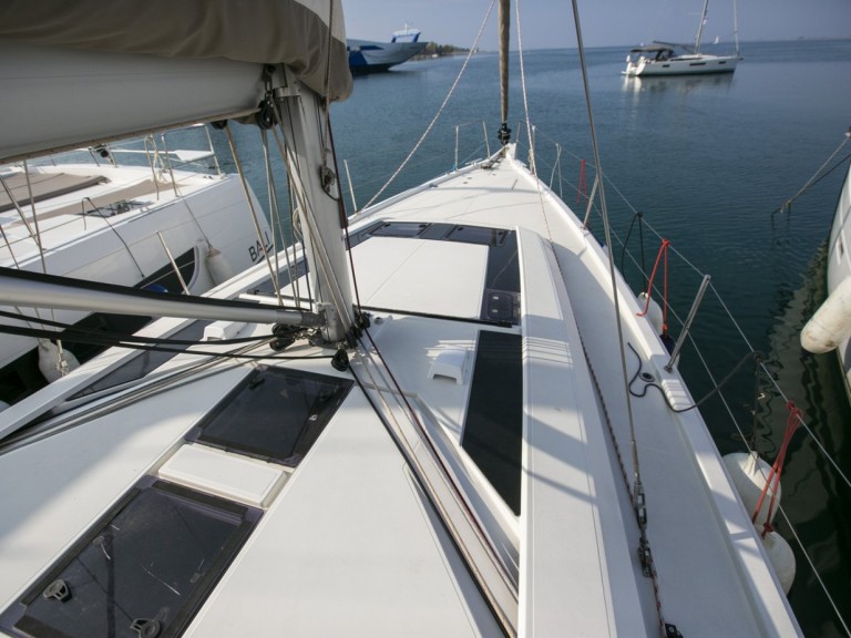 Rent a Bénéteau Oceanis 46.1 Alimos