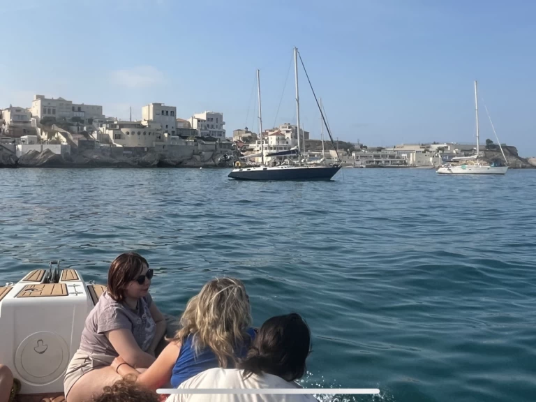 Motorboat for rent Marseille at the best price