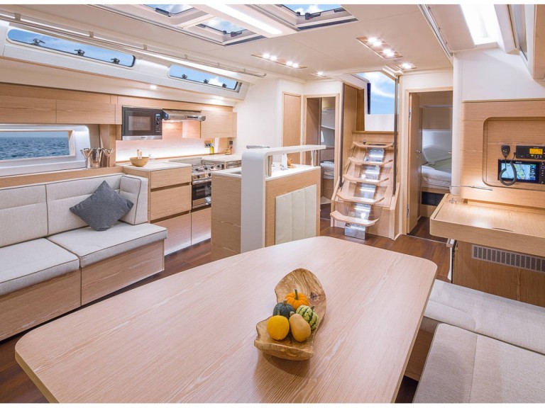 Sailboat for rent Lávrio at the best price